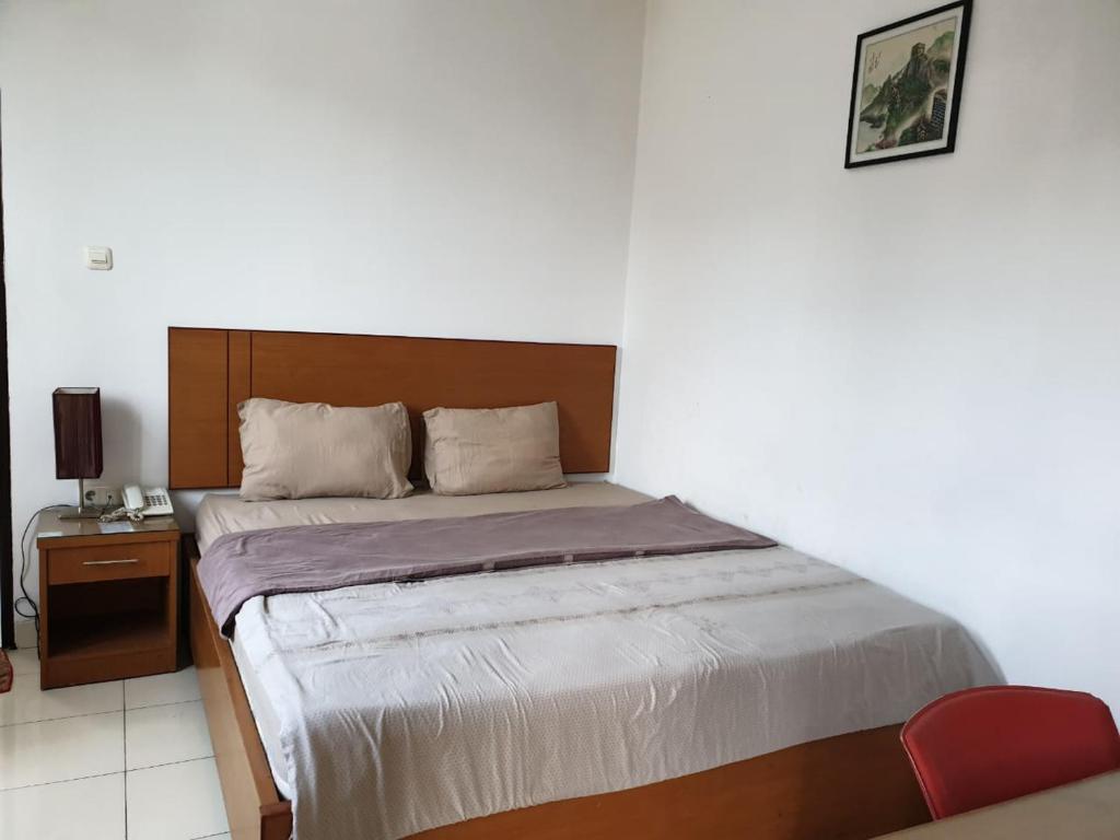 Tempat tidur dalam kamar di SPOT ON 2831 Pondok Orange Family