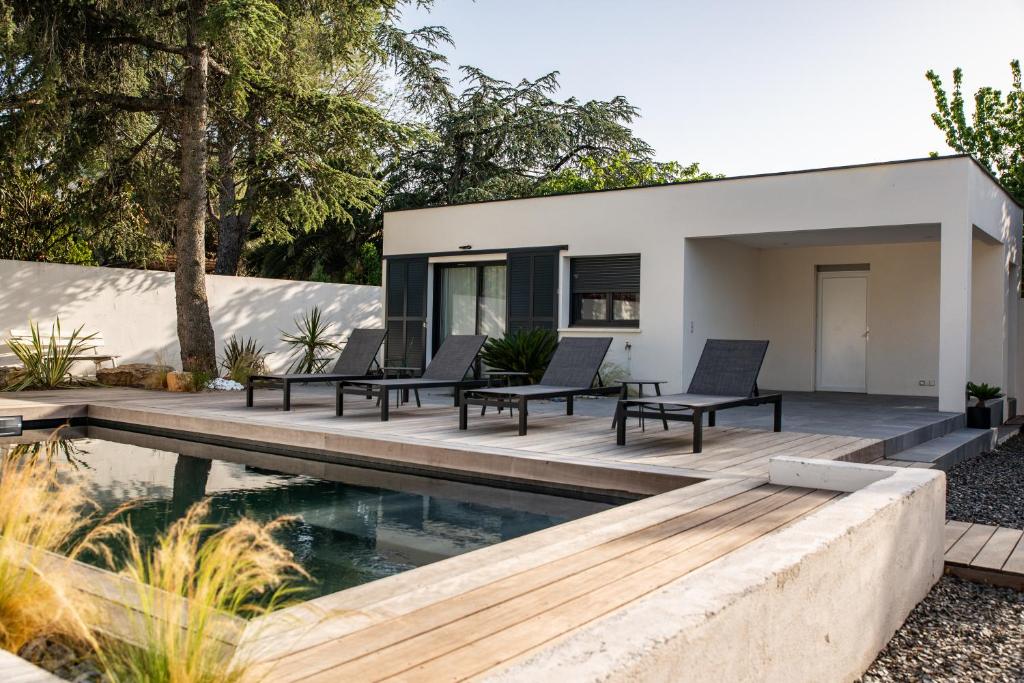 ein Haus mit einem Pool und einer Terrasse in der Unterkunft L'Oasis Vendargues in Vendargues