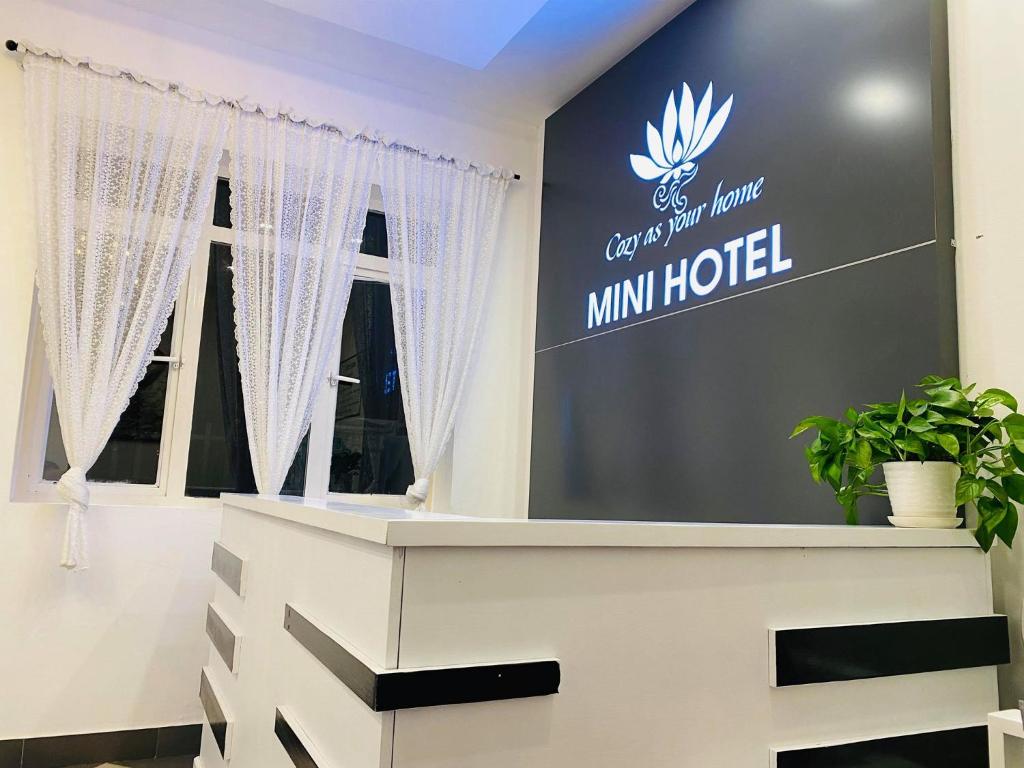 - un dressing avec des rideaux blancs et un miroir dans l'établissement Hotel Mini, à Phú Thọ