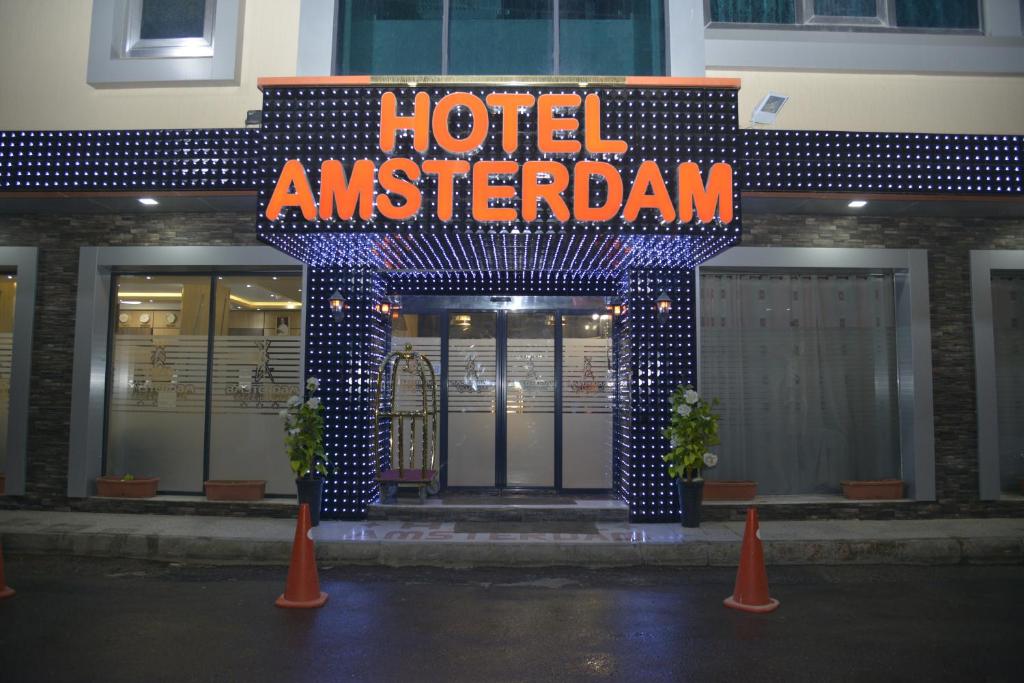 HOTEL AMSTERDAM في Rouiba: مدخل الفندق عليه لافته امريكيه للفندق