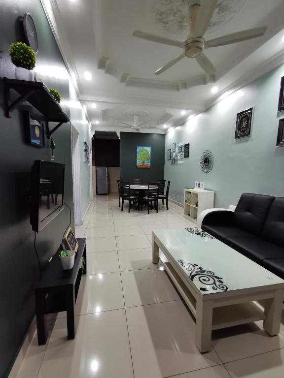 TV a/nebo společenská místnost v ubytování DF ZaheenulFitri Homestay (Muslim Homestay)