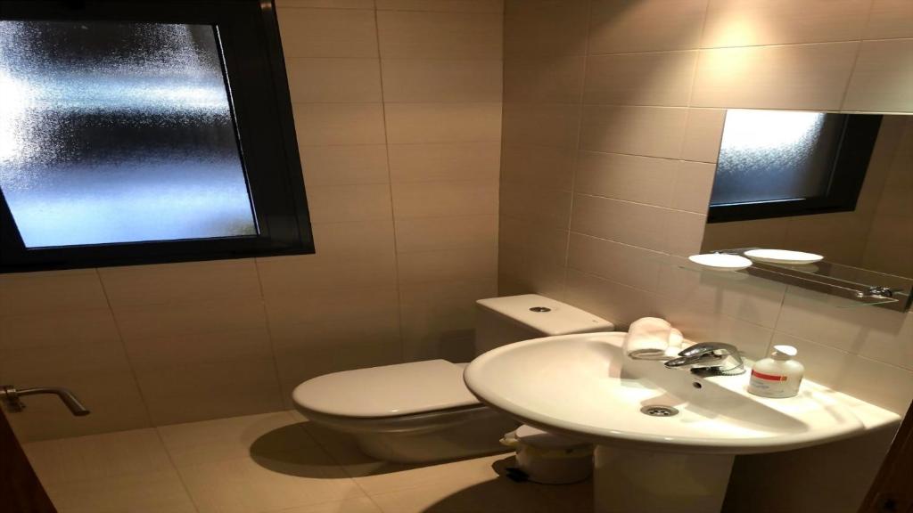 Łazienka w obiekcie Fabuloso alojamiento compuesto por 4 chalets adosados de lujo en Panorámica Golf para 28 personas piscina con CIRCUITO SPA