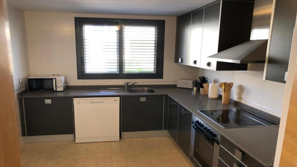 Kuchnia lub aneks kuchenny w obiekcie Fabuloso alojamiento compuesto por 4 chalets adosados de lujo en Panorámica Golf para 28 personas piscina con CIRCUITO SPA