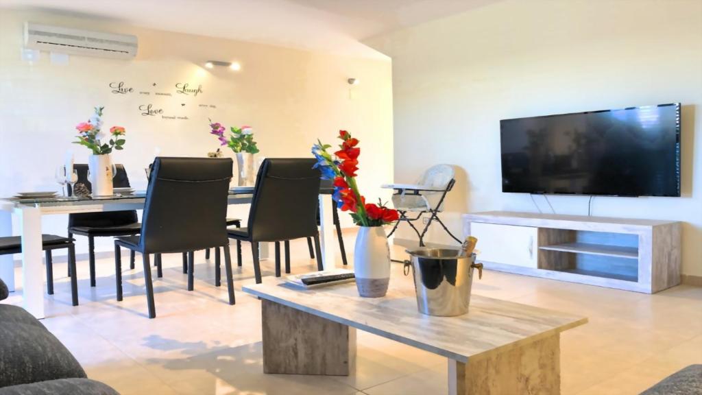 Telewizja i/lub zestaw kina domowego w obiekcie Fabuloso alojamiento compuesto por 4 chalets adosados de lujo en Panorámica Golf para 28 personas piscina con CIRCUITO SPA
