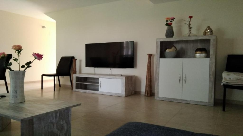 Telewizja i/lub zestaw kina domowego w obiekcie Fabuloso alojamiento compuesto por 4 chalets adosados de lujo en Panorámica Golf para 28 personas piscina con CIRCUITO SPA