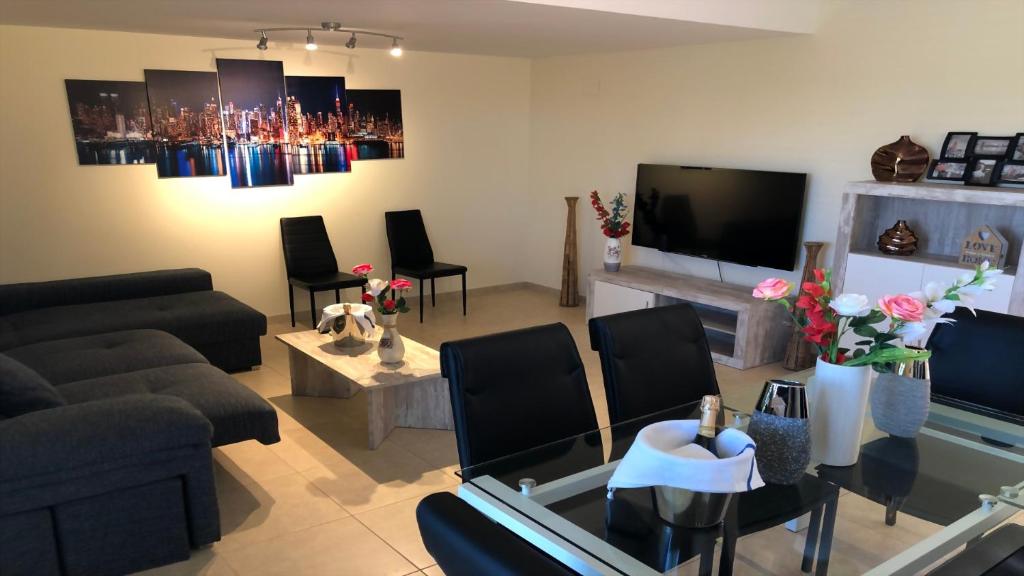 Telewizja i/lub zestaw kina domowego w obiekcie Fabuloso alojamiento compuesto por 4 chalets adosados de lujo en Panorámica Golf para 28 personas piscina con CIRCUITO SPA