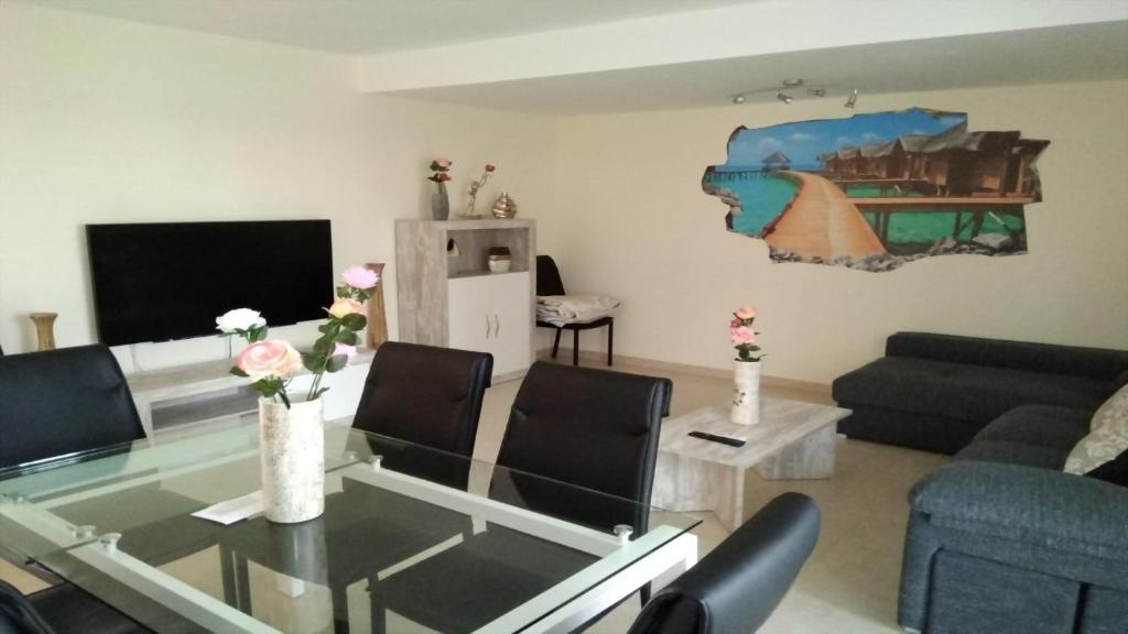 Telewizja i/lub zestaw kina domowego w obiekcie Fabuloso alojamiento compuesto por 4 chalets adosados de lujo en Panorámica Golf para 28 personas piscina con CIRCUITO SPA