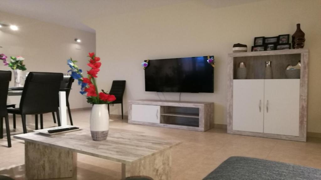Telewizja i/lub zestaw kina domowego w obiekcie Fabuloso alojamiento compuesto por 4 chalets adosados de lujo en Panorámica Golf para 28 personas piscina con CIRCUITO SPA