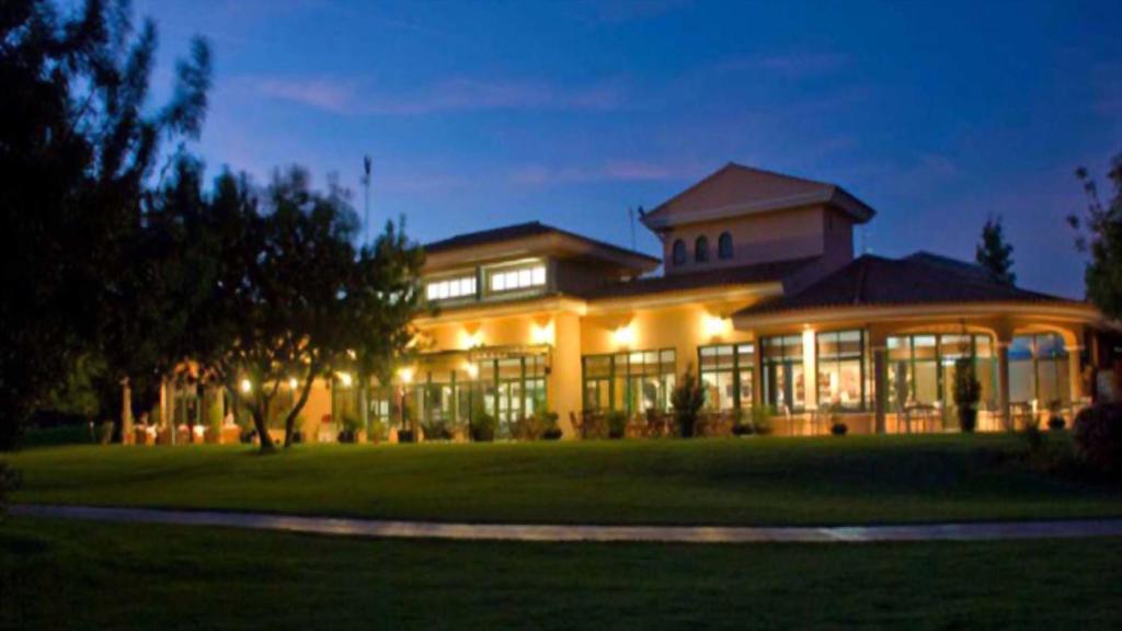 duży budynek z mnóstwem okien w obiekcie Fabuloso alojamiento compuesto por 4 chalets adosados de lujo en Panorámica Golf para 28 personas piscina con CIRCUITO SPA w mieście San Jorge