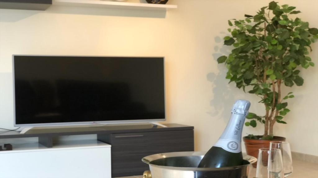 Telewizja i/lub zestaw kina domowego w obiekcie Fabuloso alojamiento compuesto por 4 chalets adosados de lujo en Panorámica Golf para 28 personas piscina con CIRCUITO SPA