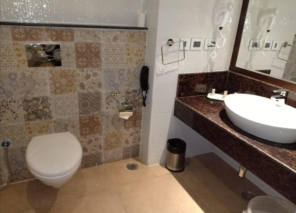 Koupelna v ubytování Hotel Preethi International