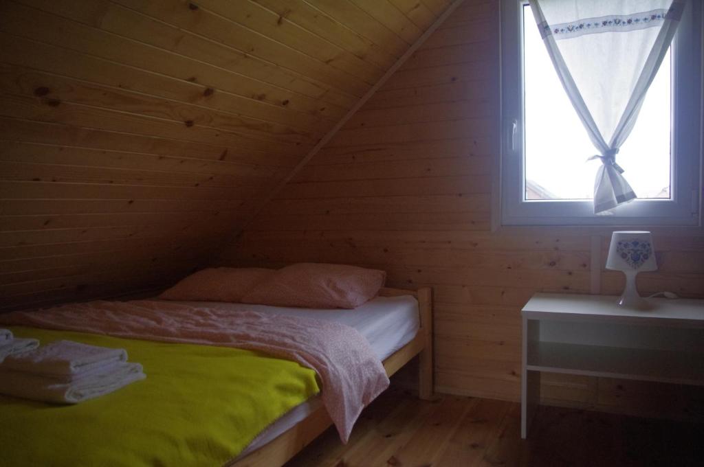 Postel nebo postele na pokoji v ubytování Cisowe Domki Nowęcin