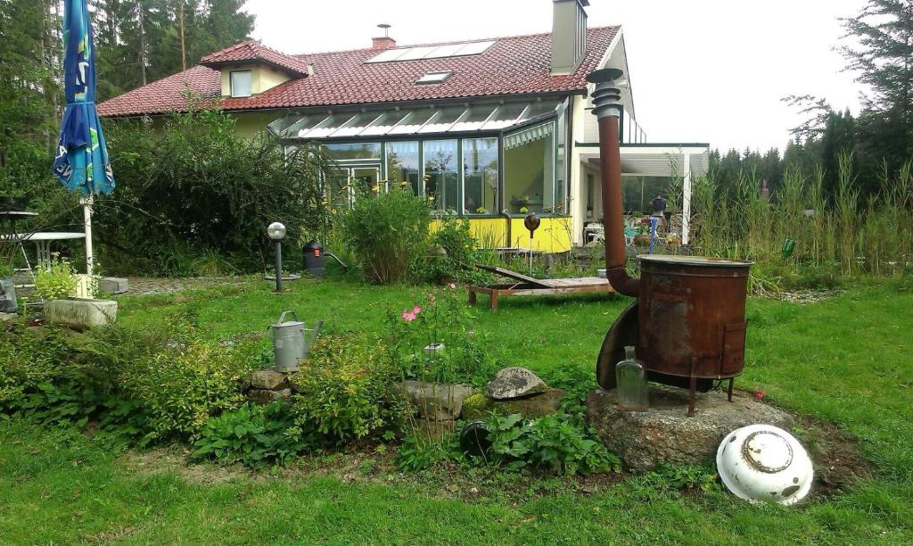 een huis met een tuin met een tuin sidx sidx sidx bij Ferienwohnungen Haubner in Litschau