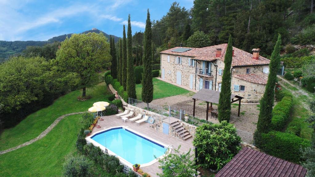 vista aerea di una casa con piscina di Villa le Capanne a Montecastelli