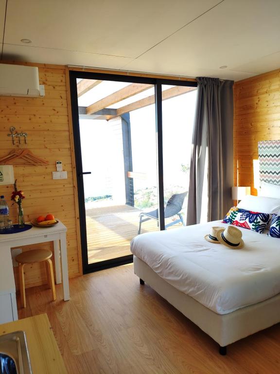 Postel nebo postele na pokoji v ubytování Calheta Glamping Pods - Nature Retreat