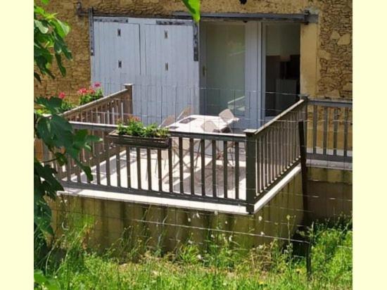 - un balcon d'une maison avec deux plantes dans l'établissement Gîte de Minère, à Estang