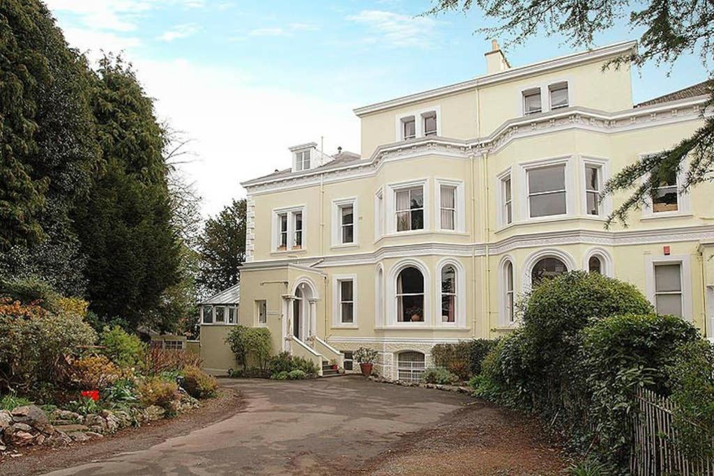 una gran casa blanca con una entrada delante de ella en Clifton Spacious 3 Bed Apt & Parking-Simply Check In en Bristol