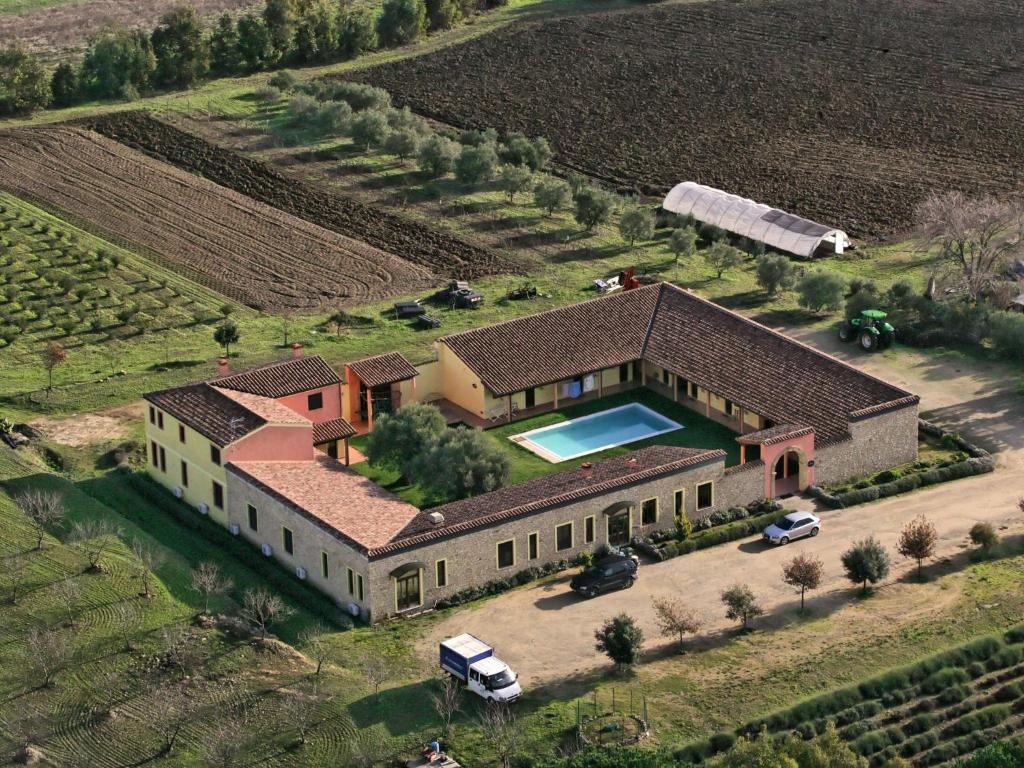 an aerial view of a house with a swimming pool at Su Massaiu in Turri