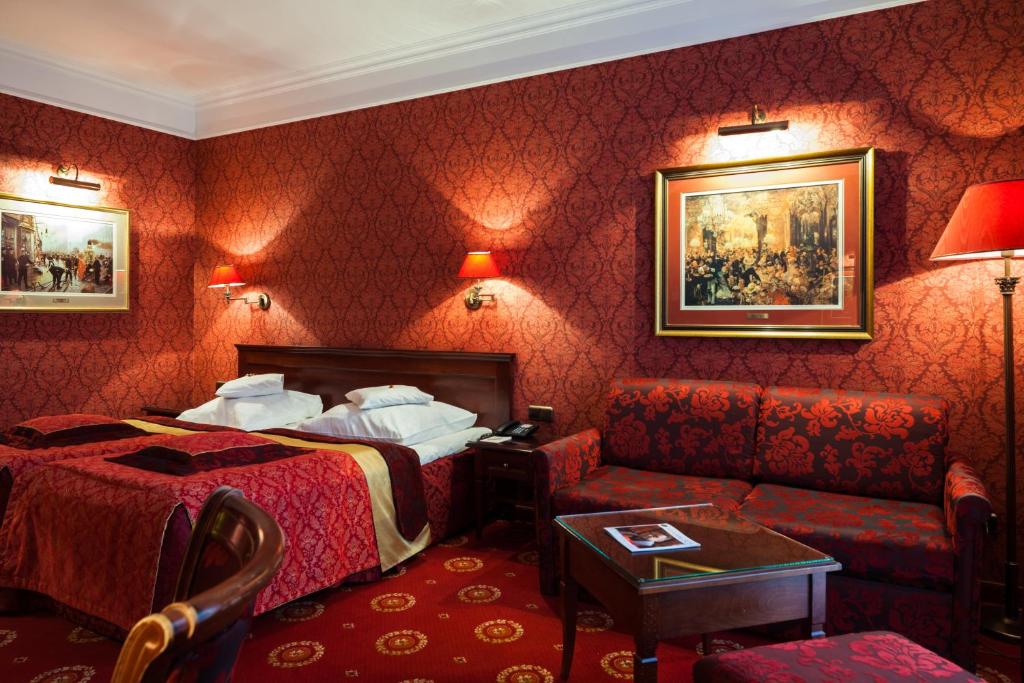 Postel nebo postele na pokoji v ubytování Hotel Branicki