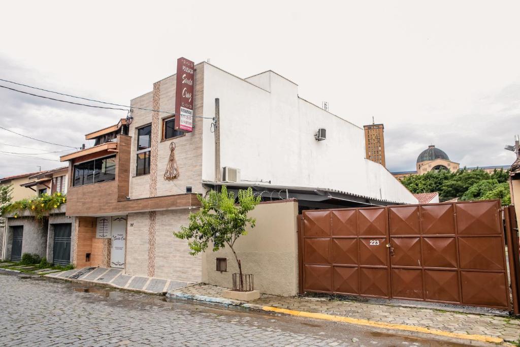 阿帕雷西達的住宿－Pousada Santa Cruz，街道上的建筑,有栅栏