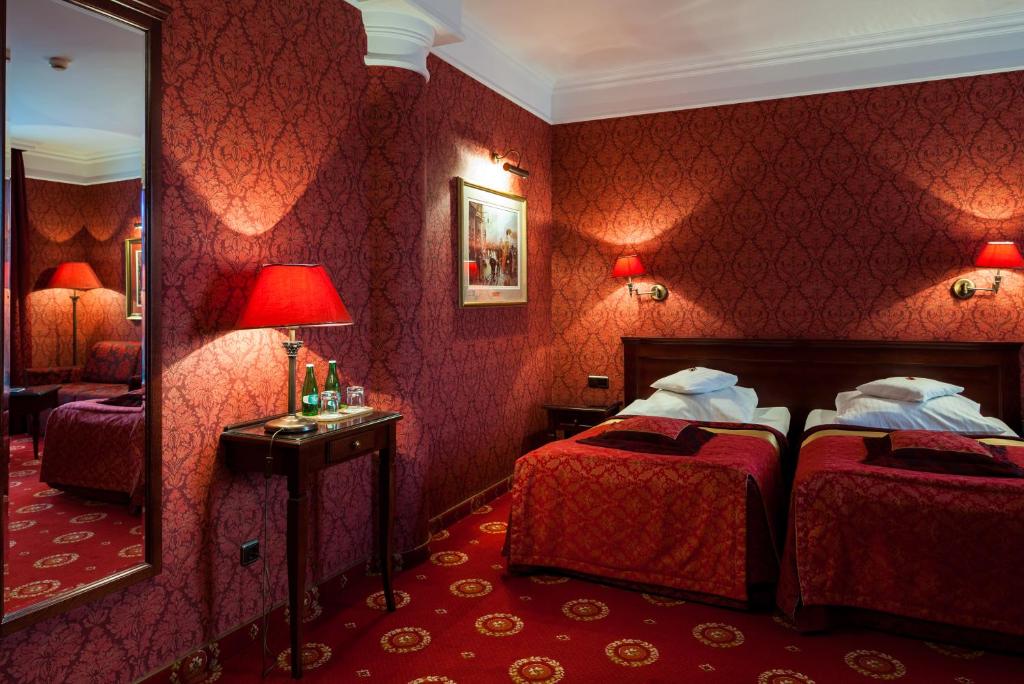 Postel nebo postele na pokoji v ubytování Hotel Branicki