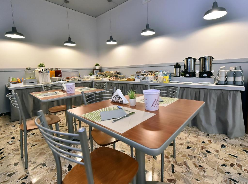 Zestaw do parzenia kawy i herbaty w obiekcie Hotel Doria