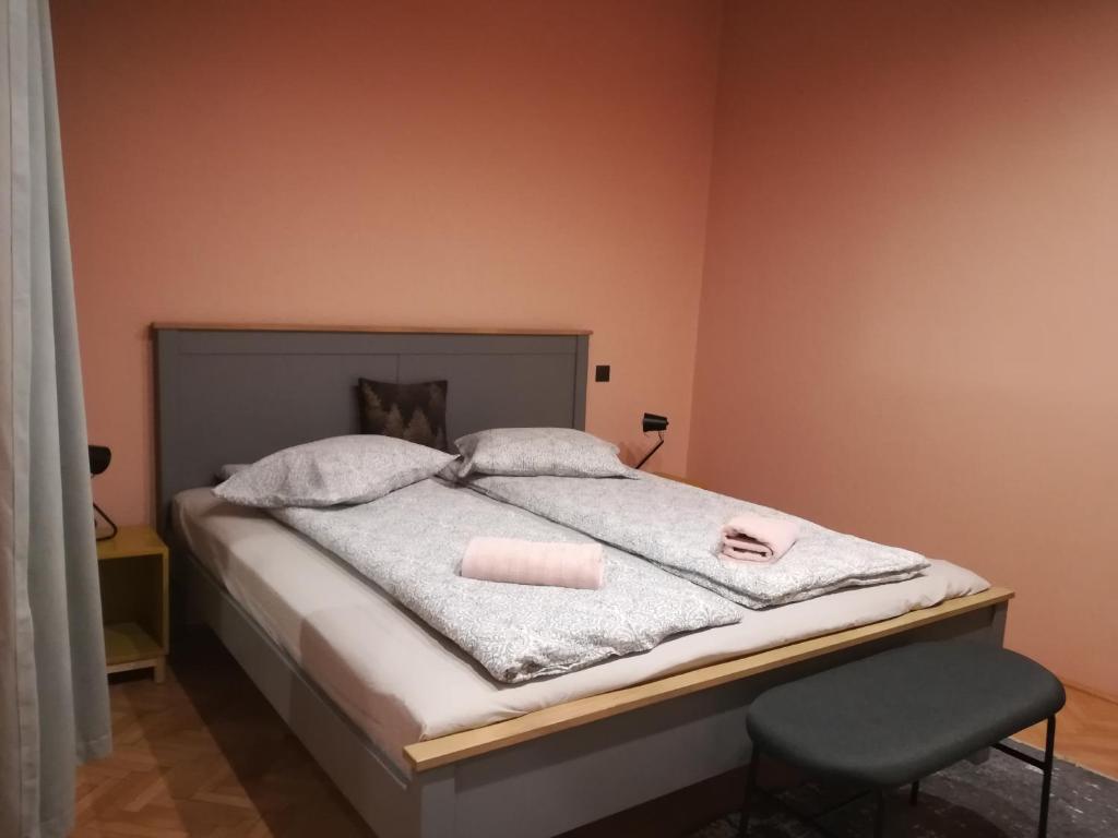 シビウにあるApartment No5 Sibiuのベッド(白い毛布、椅子付)