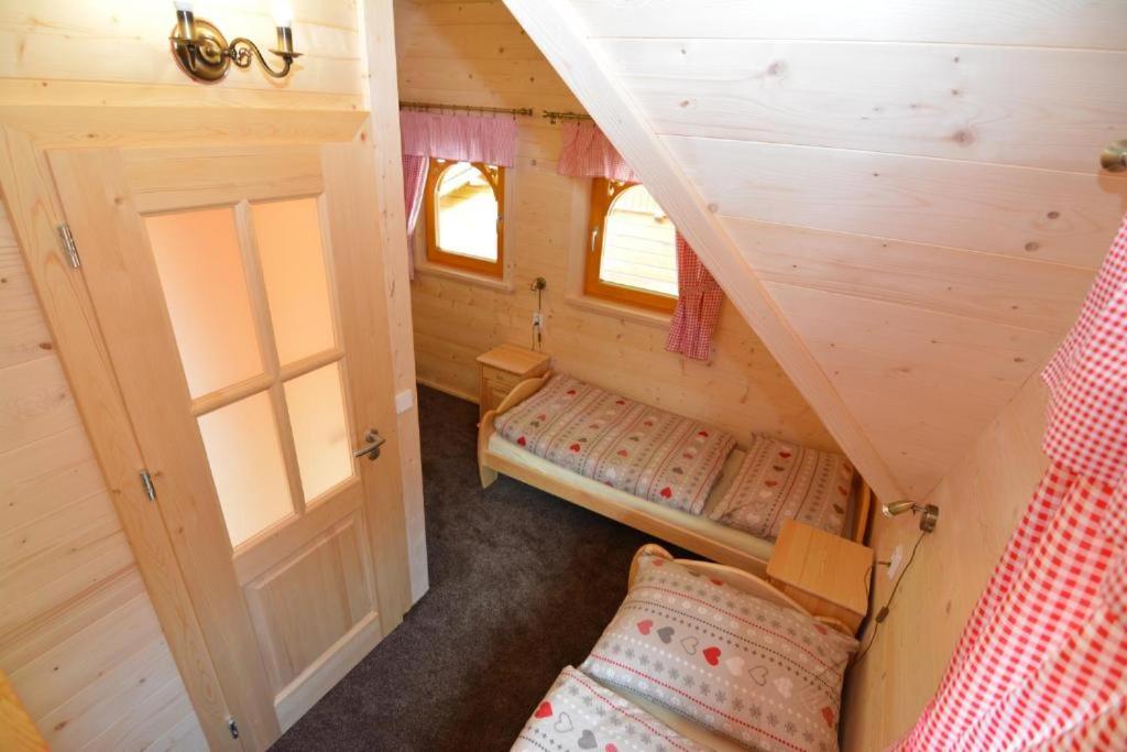 Habitación pequeña con cama en una casa pequeña en Chalets Adriana, en Demänovská Dolina