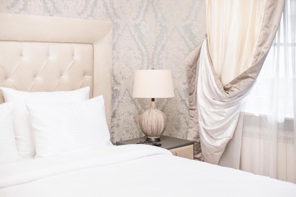 Postel nebo postele na pokoji v ubytování Eclat Luxury Hotel