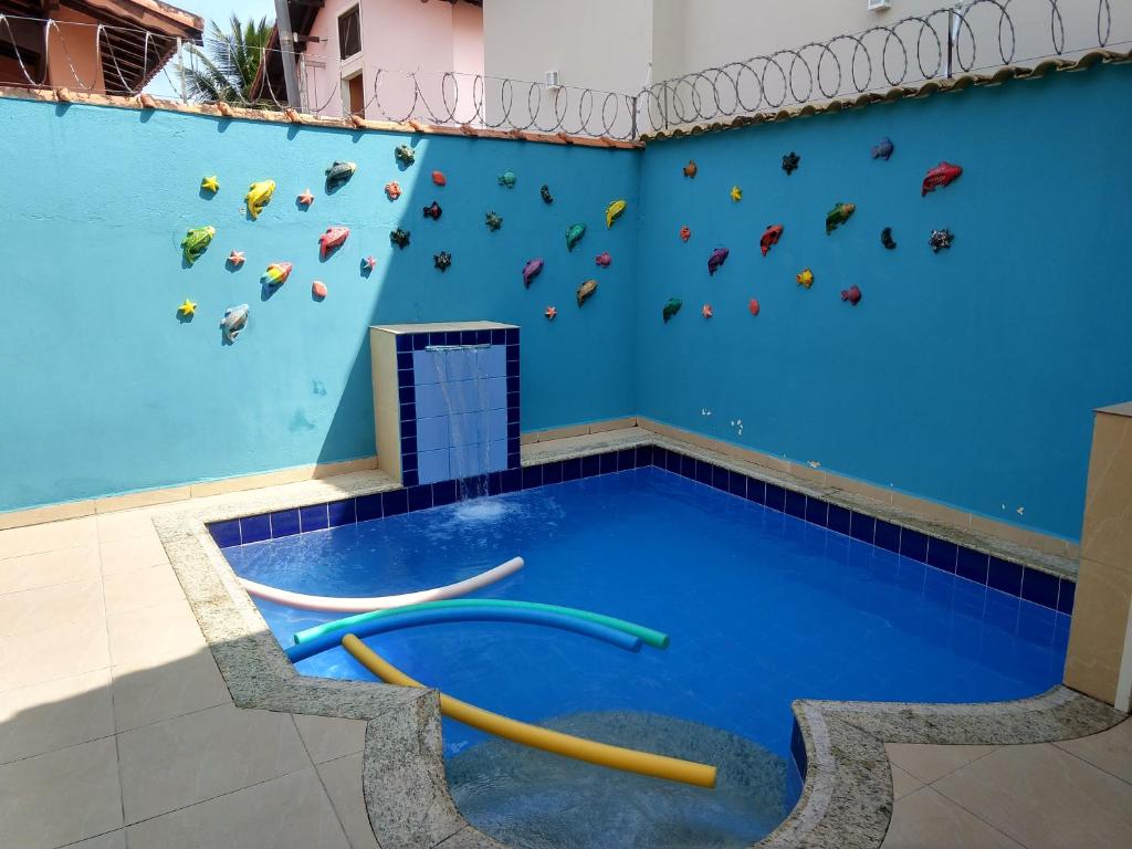 a indoor swimming pool with a rock climbing wall at Casa em Peruíbe SP - Temporada - 800 Metros da praia com Wi-Fi in Peruíbe