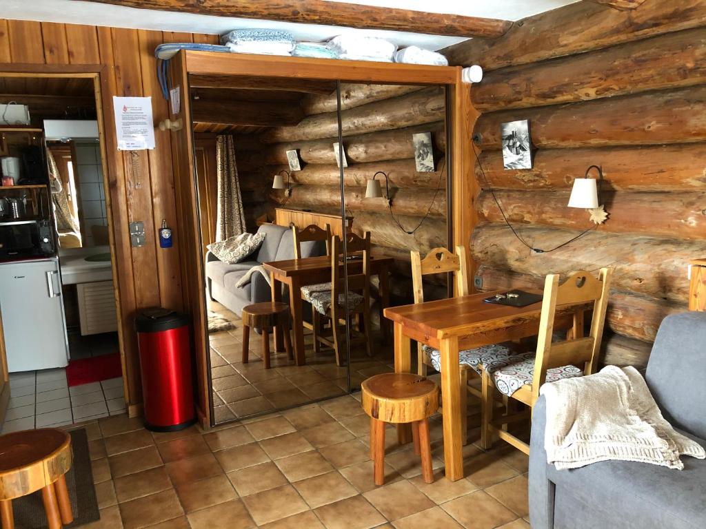 een keuken en eetkamer met een tafel en stoelen bij Chalet Le Ranch in Les Deux Alpes