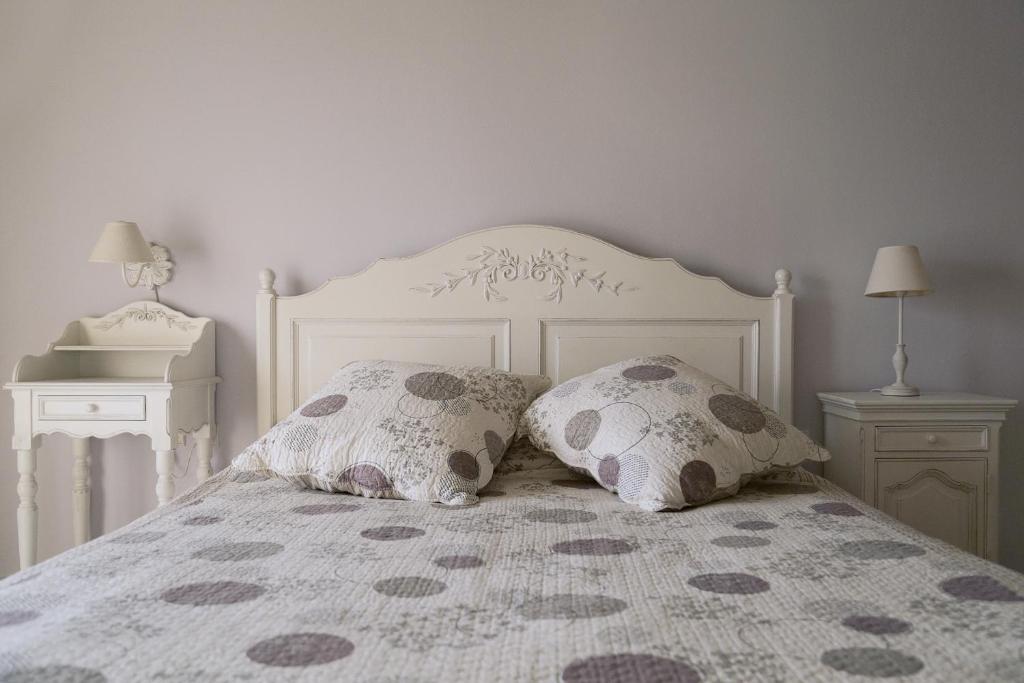 A bed or beds in a room at Triantafilia Guesthouse