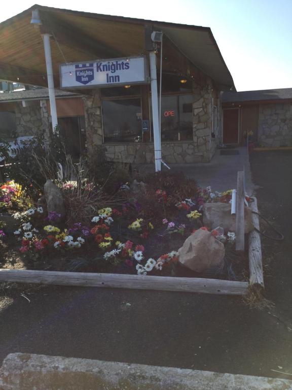 un jardín de flores frente a una tienda en Knights Inn Boardman, en Boardman