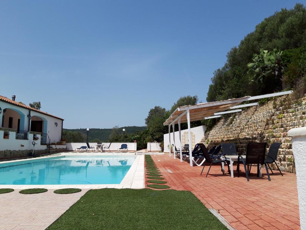 Bazén v ubytování Hotel Valle del Cedrino nebo v jeho okolí