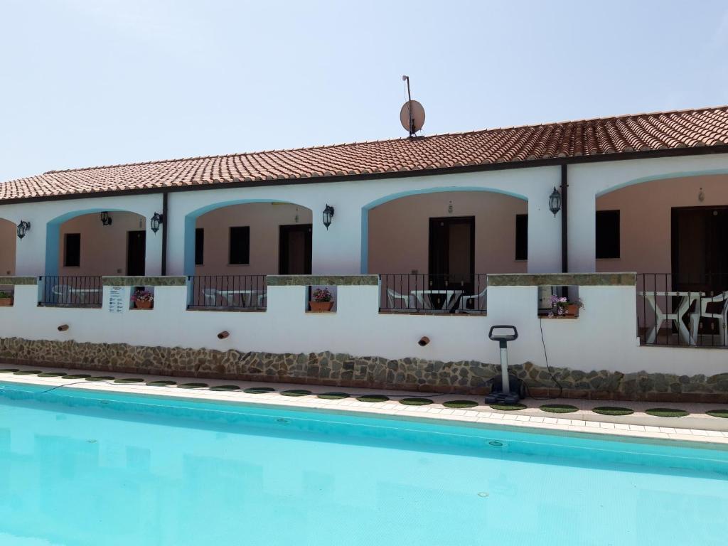 Bazén v ubytování Hotel Valle del Cedrino nebo v jeho okolí