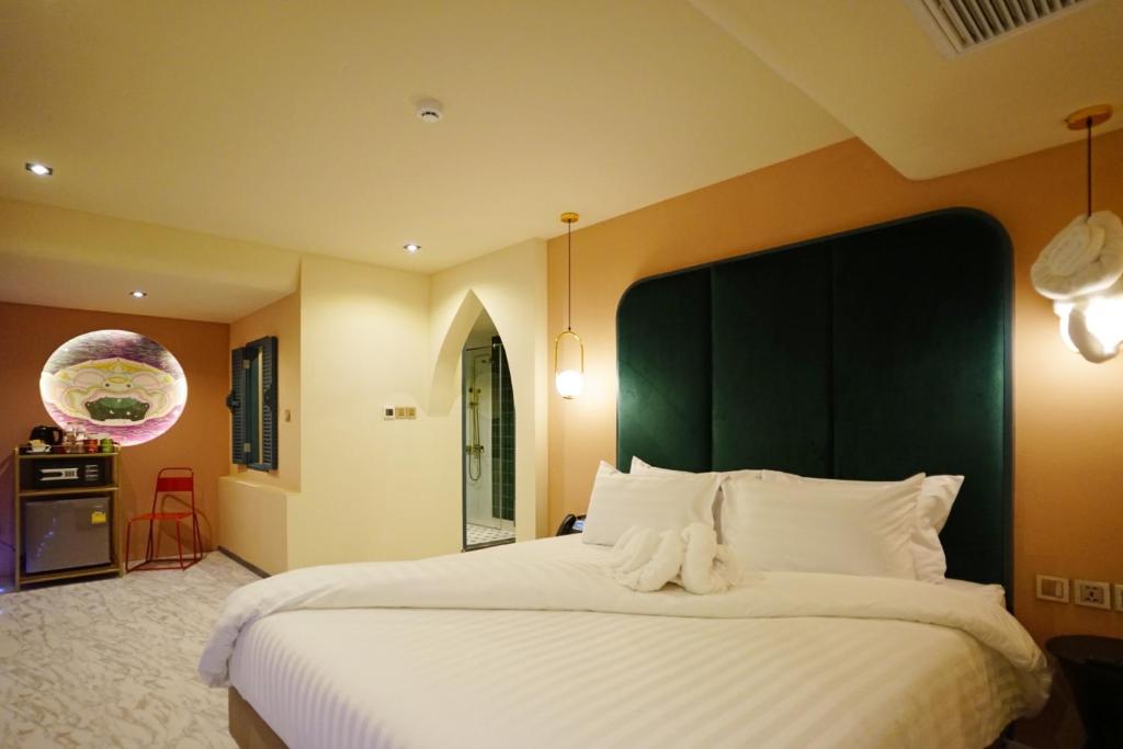Postel nebo postele na pokoji v ubytování 4 Monkeys Hotel