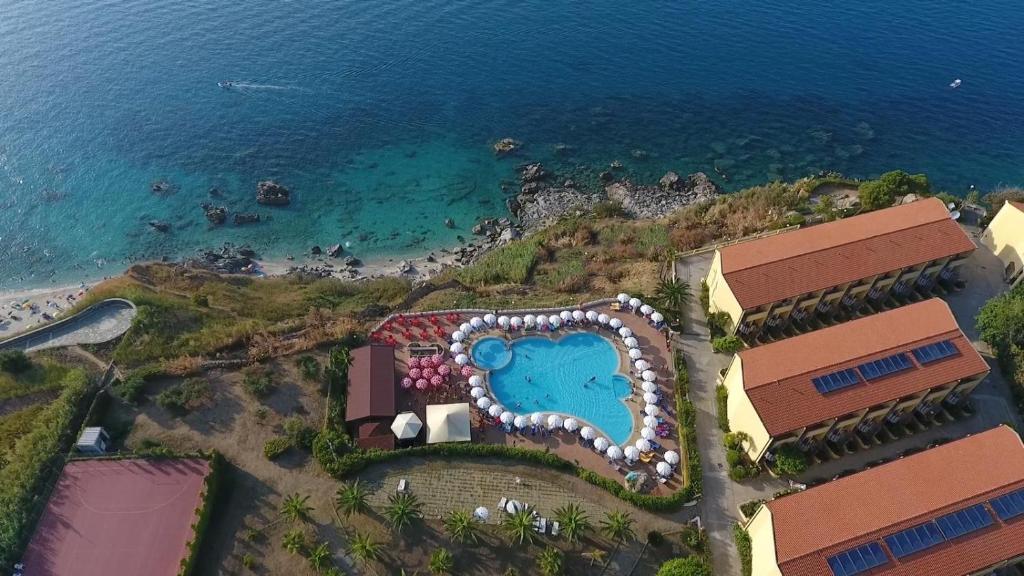 eine Luftansicht eines Resorts am Meer in der Unterkunft Il Poggio Di Tropea in Parghelia