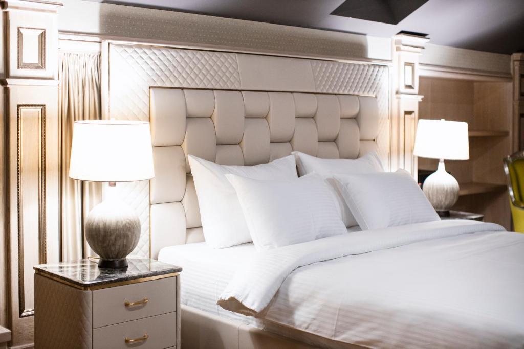 Säng eller sängar i ett rum på Eclat Luxury Hotel