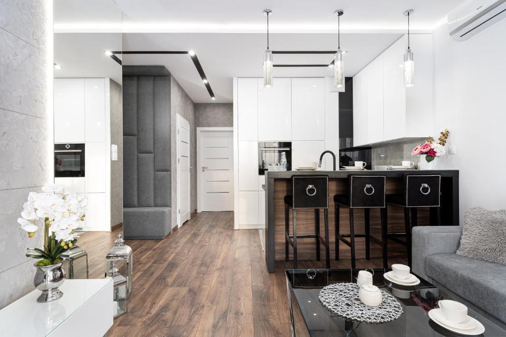 un soggiorno con divano e una cucina di Crystal Luxury Apartments Rakowicka 20H a Cracovia