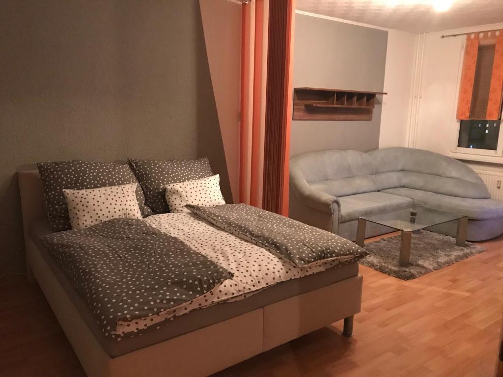 - une chambre avec un lit et une chaise dans l'établissement Apartman QUATTRO, à Sokolov