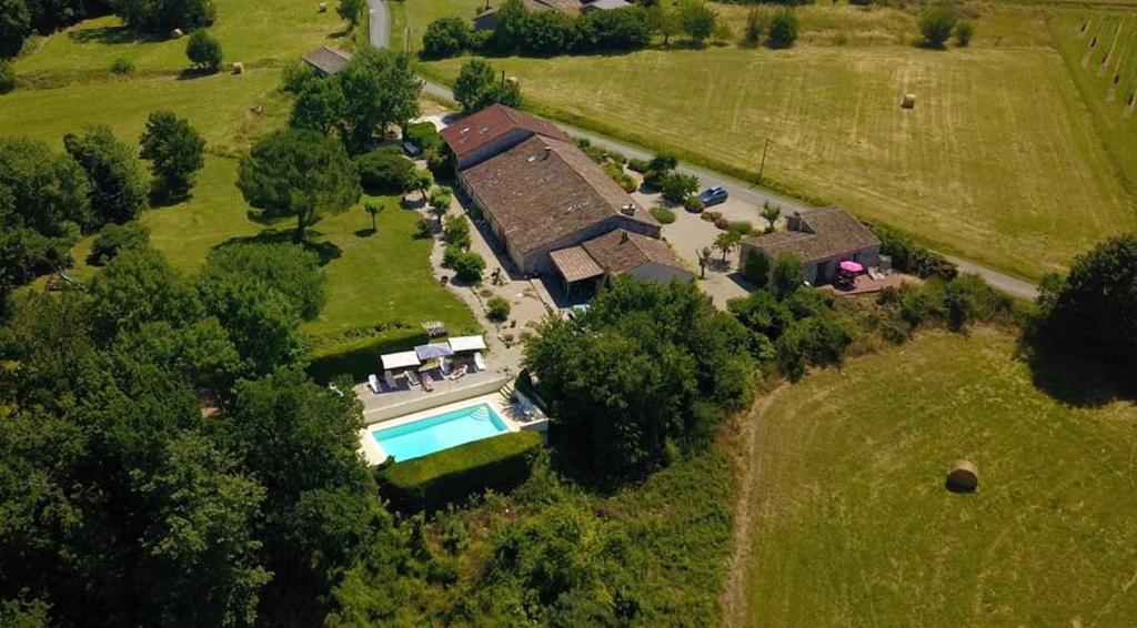 una vista aérea de una casa con piscina en La Petite Auberge - Gîtes, en Razac-dʼEymet