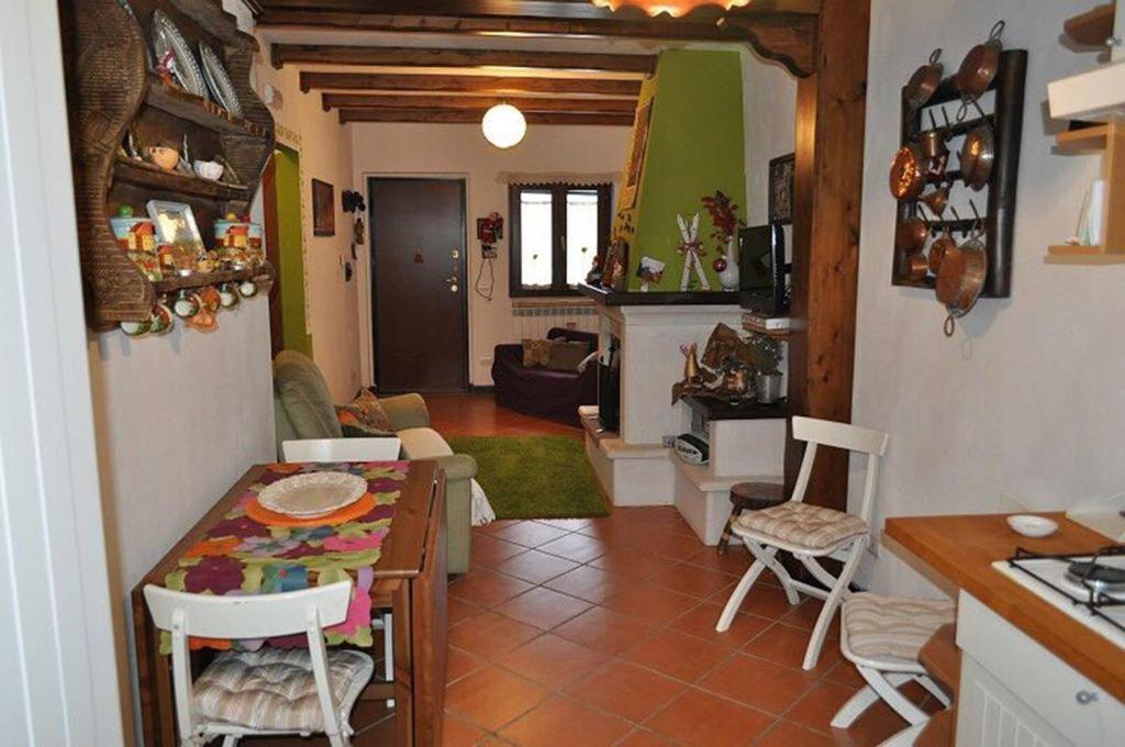 Il comprend une cuisine et un salon avec une table et des chaises. dans l'établissement Casa Orso Marsicano a 15 minuti da Roccaraso, à Rionero Sannitico