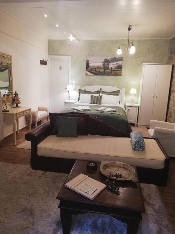 Postel nebo postele na pokoji v ubytování Ampolis Guest House