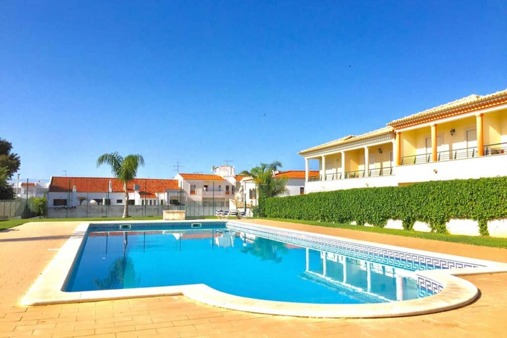 Edificio Sao Joao das areias Strip l OURA