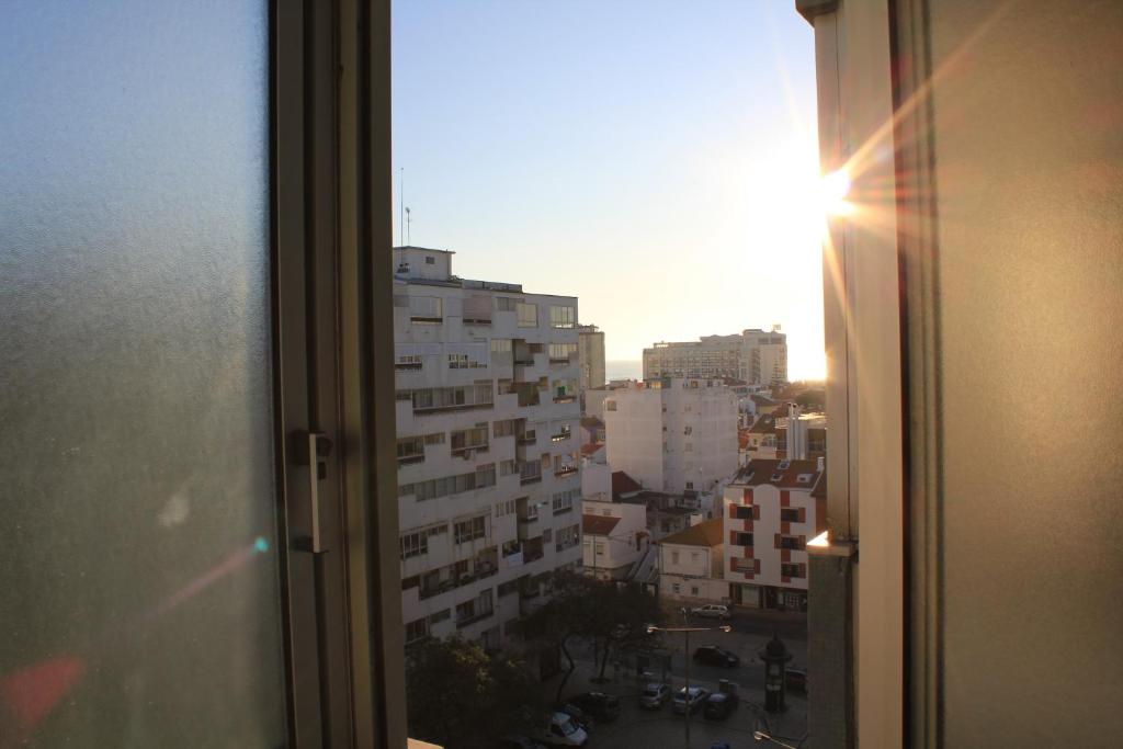 コスタ・ダ・カパリカにあるApartamento Belicheの窓から市街の景色を望む