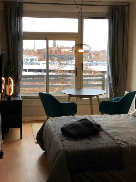 1 dormitorio con cama, mesa y ventana en Studio hyper centre avec Parking en Toulouse