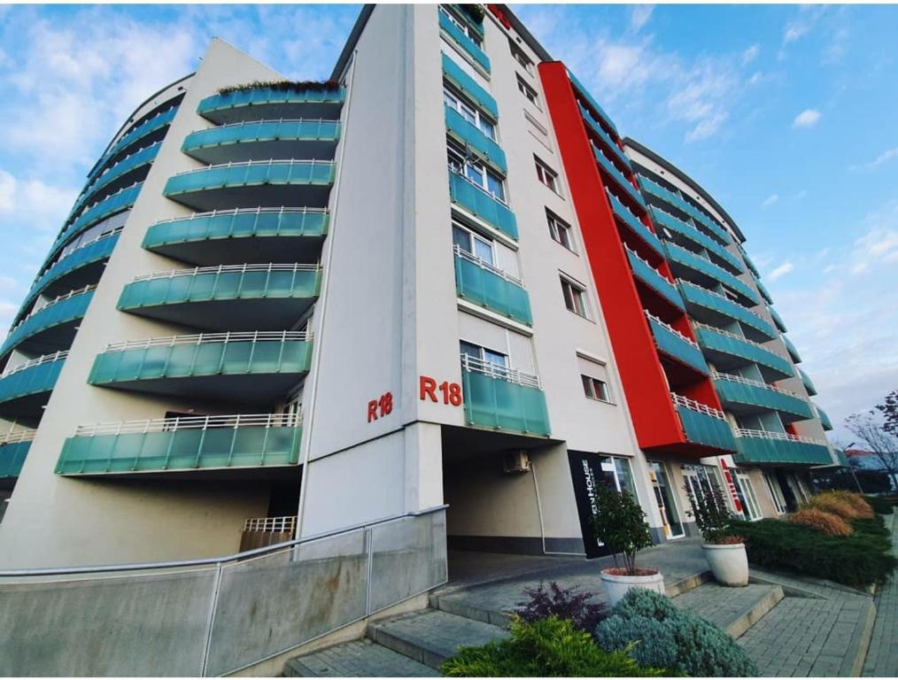 um edifício com vermelho e branco em RA Apartment - Ared em Oradea