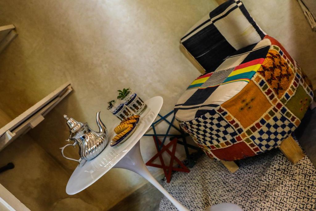 TV a/nebo společenská místnost v ubytování Riad les 2 Portes