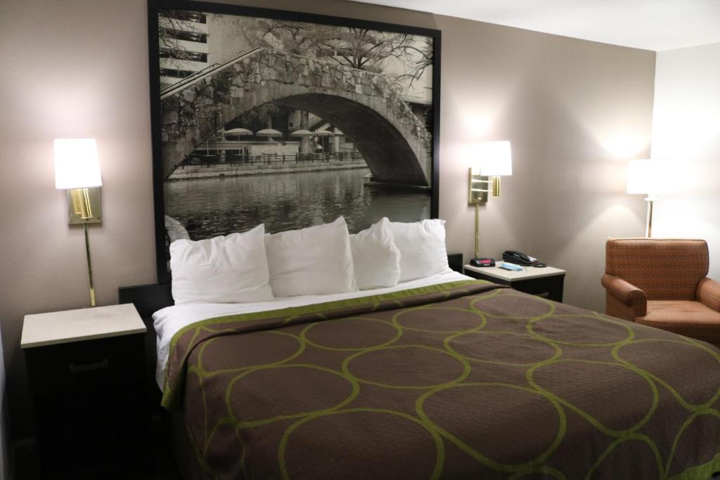 Super 8 by Wyndham San Antonio/I-35 North - Salle Royale Avec Baignoire - Mobilité / Audition Accessible - Non-fumeurs