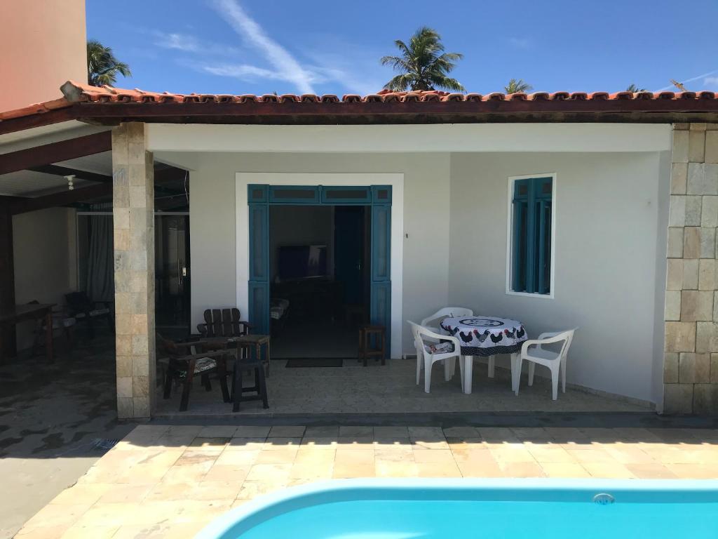  Casa de praia em condomínio fechado com piscina própria
